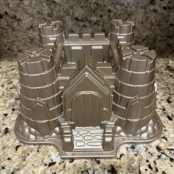 Nordic Ware Castle Bundt Pan Cake USA Cast Aluminum NonStick 10 Cup Medieval - Picture 1 of 3
